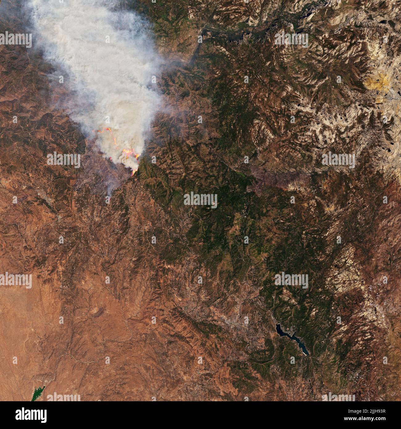 Mariposa County, États-Unis. 25th juillet 2022. Vue satellite depuis le Landsat 9 du feu de chêne en mouvement rapide brûlant à travers les forêts parchées près du parc national de Yosemite, 24 juillet 2022 comme vu de l'orbite de la Terre. Le feu de forêt est dans le comté de Mariposa, à l'ouest du parc, a forcé des milliers de personnes à évacuer leurs maisons. Credit: USGS/NASA/Alamy Live News Banque D'Images