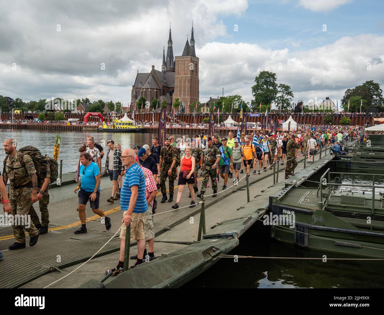 Les participants sont vus traverser le « pont Pontoon », construit par des militaires néerlandais lors du plus grand événement de randonnée de plusieurs jours au monde. La marche des quatre jours (en néerlandais 'Vierdaagse') est considérée comme le premier exemple de l'esprit sportif et des liens internationaux entre militaires et civils de nombreux pays différents. Après deux ans d'annulation, il a été retenu à nouveau, mais le premier jour a été annulé en raison de températures chaudes, transformant les quatre marches en trois jours de marche. Il s'agit de l'édition 104 et le total officiel des marcheurs enregistrés était de 38 455 dans 69 pays. Ils peuvent choisir de wa Banque D'Images