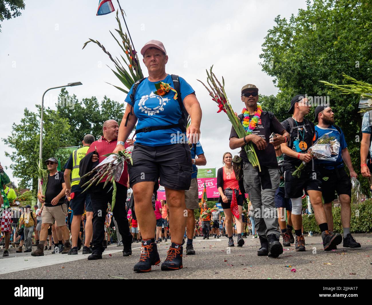 Les participants ont vu porter le gladiolus traditionnel, le plus grand événement de marche de plusieurs jours au monde. La marche des quatre jours (en néerlandais 'Vierdaagse') est considérée comme le premier exemple de l'esprit sportif et des liens internationaux entre militaires et civils de nombreux pays différents. Après deux ans d'annulation, il a été retenu à nouveau, mais le premier jour a été annulé en raison de températures chaudes, transformant les quatre marches en trois jours de marche. Il s'agit de l'édition 104 et le total officiel des marcheurs enregistrés était de 38 455 dans 69 pays. Ils peuvent choisir de marcher 30km, 40km ou 50km par jour. (Tél Banque D'Images