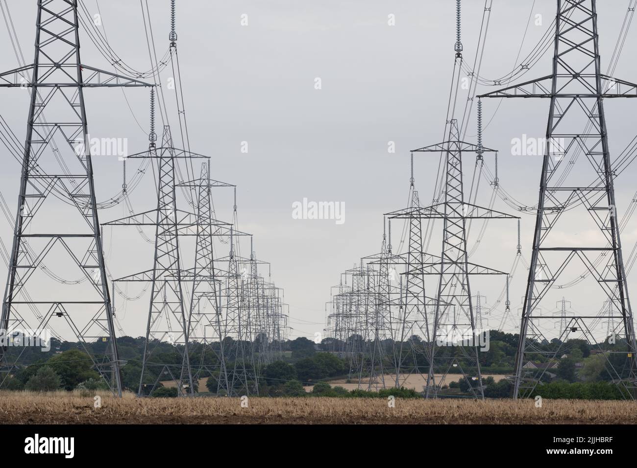 Deux lignes de transmission 400kV reliant la centrale nucléaire de Sizewell à travers la campagne du Suffolk jusqu'au réseau électrique britannique Banque D'Images