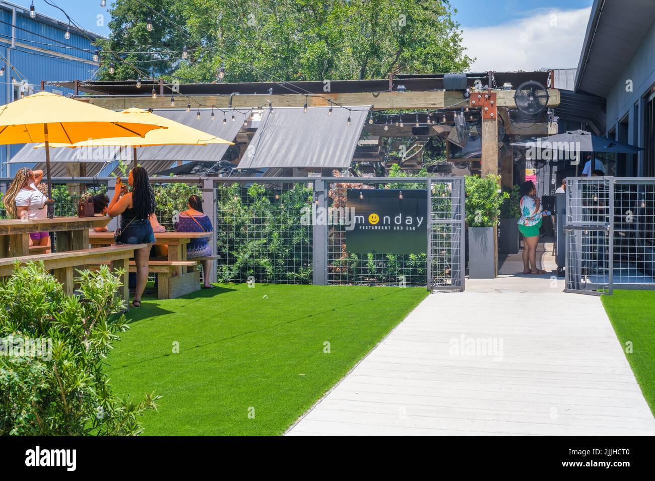 LA NOUVELLE-ORLÉANS, LA, États-Unis - 16 JUILLET 2022 : restaurant et bar du lundi sur la rue Bienville à Mid City Banque D'Images