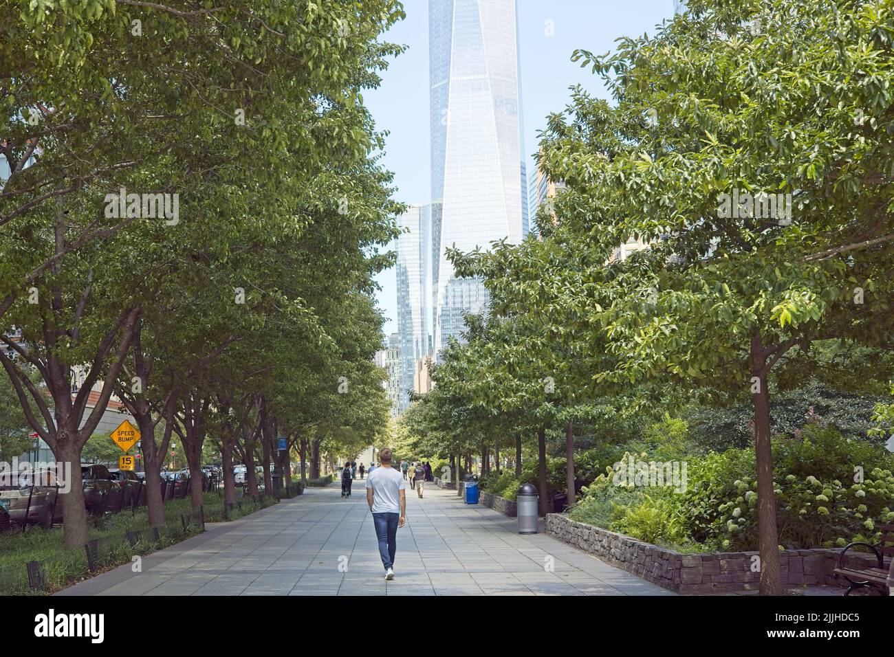 New York, NY, Etats-Unis - 25 juillet 2022 : personnes marchant le long du sentier piétonnier de la voie verte de l'Hudson dans le bas de Manhattan avec le World Trade Center illustré Banque D'Images