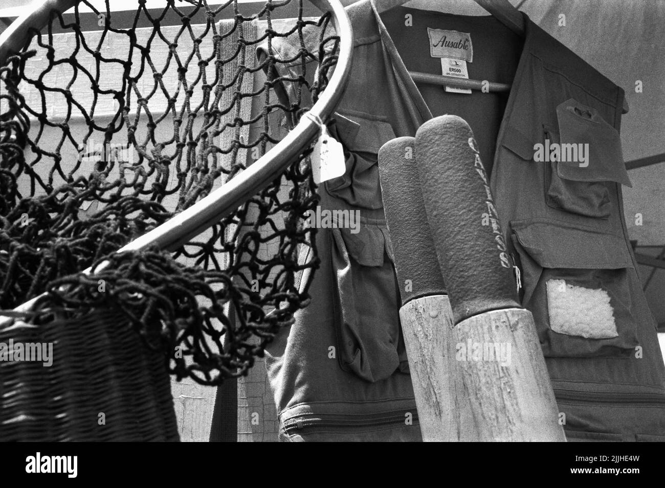 Filet de pêche, gilet et verrats exposés lors d'une fuite marquée sur Kimball Farms Haverhill, Massachusetts, États-Unis. Image capturée sur film noir et blanc analogique Banque D'Images