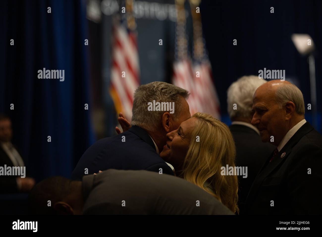 Washington, États-Unis. 26th juillet 2022. Washington, DC - 26 juillet 2022: Kevin McCarthy (R-CA 6th) prend la parole Marjorie Taylor Greene (R-GA 14th) après son panel avec l'ancien Président Newt Gingrich. Le président Donald Trump a parlé entre autres dirigeants républicains de premier plan lors du Sommet America First Policy Institute America First Agenda. La conférence intervient au cours de plusieurs enquêtes du Congrès sur les événements de 6 janvier 2021. (Photo de Kyle Anderson/Sipa USA) crédit: SIPA USA/Alay Live News Banque D'Images