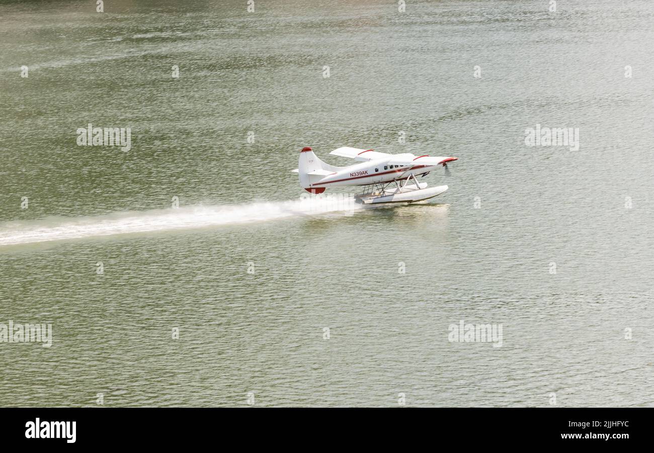 Juneau, AK - 9 juin 2022 : décollage de l'hydravion Wings Air dans le port de Juneau Banque D'Images