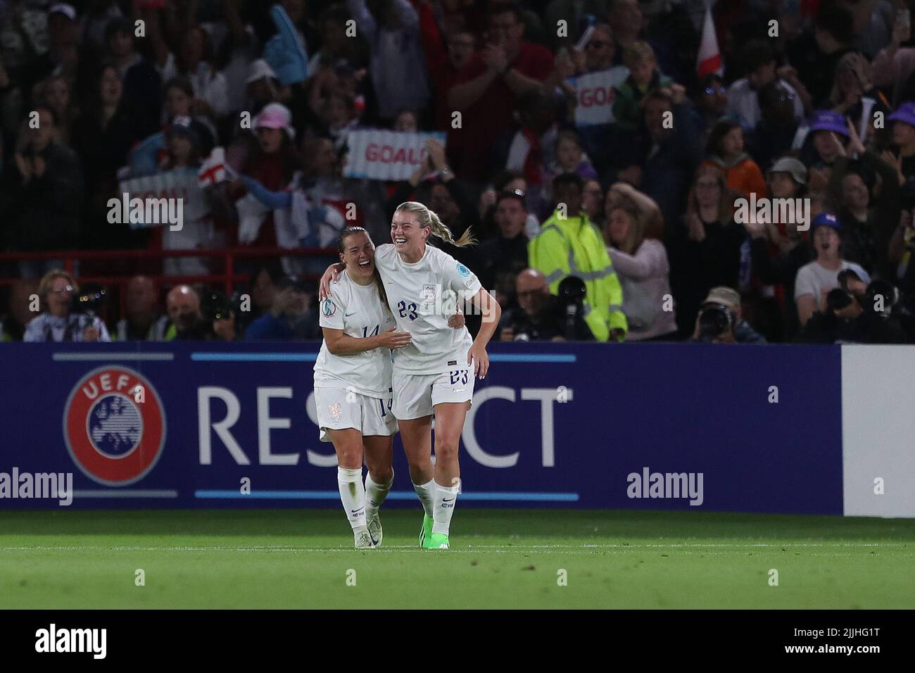 Le Fran Kirby d'Angleterre célèbre avec Alessia Russo après avoir obtenu son quatrième but lors du match de l'UEFA Women European Championship entre England Women et la Suède à Bramall Lane, Sheffield, le mardi 26th juillet 2022. (Credit: Mark Fletcher | MI News) Credit: MI News & Sport /Alay Live News Banque D'Images