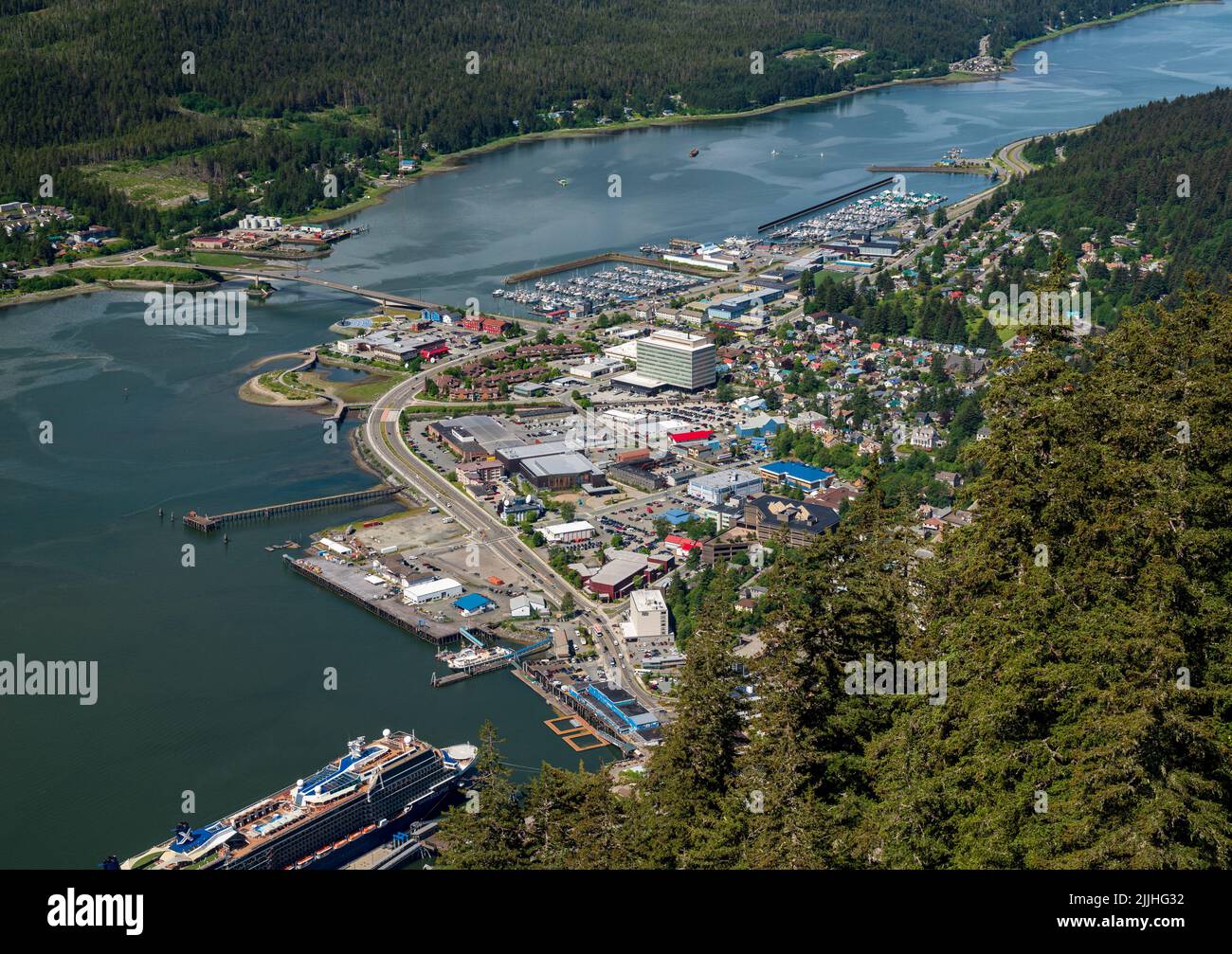 Juneau, AK - 9 juin 2022 : vue sur le port de Juneau en Alaska avec des navires de croisière amarrés depuis le Mont Roberts Banque D'Images