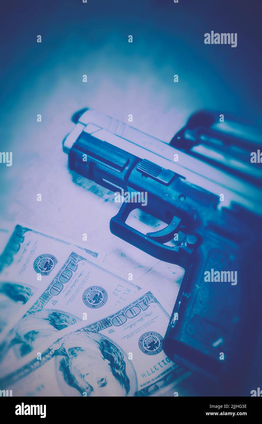 Des armes et de l'argent sont exposés dans la salle des preuves du service de police après un buste de drogue, le 3 février 2012, à Columbus, Mississippi. Banque D'Images