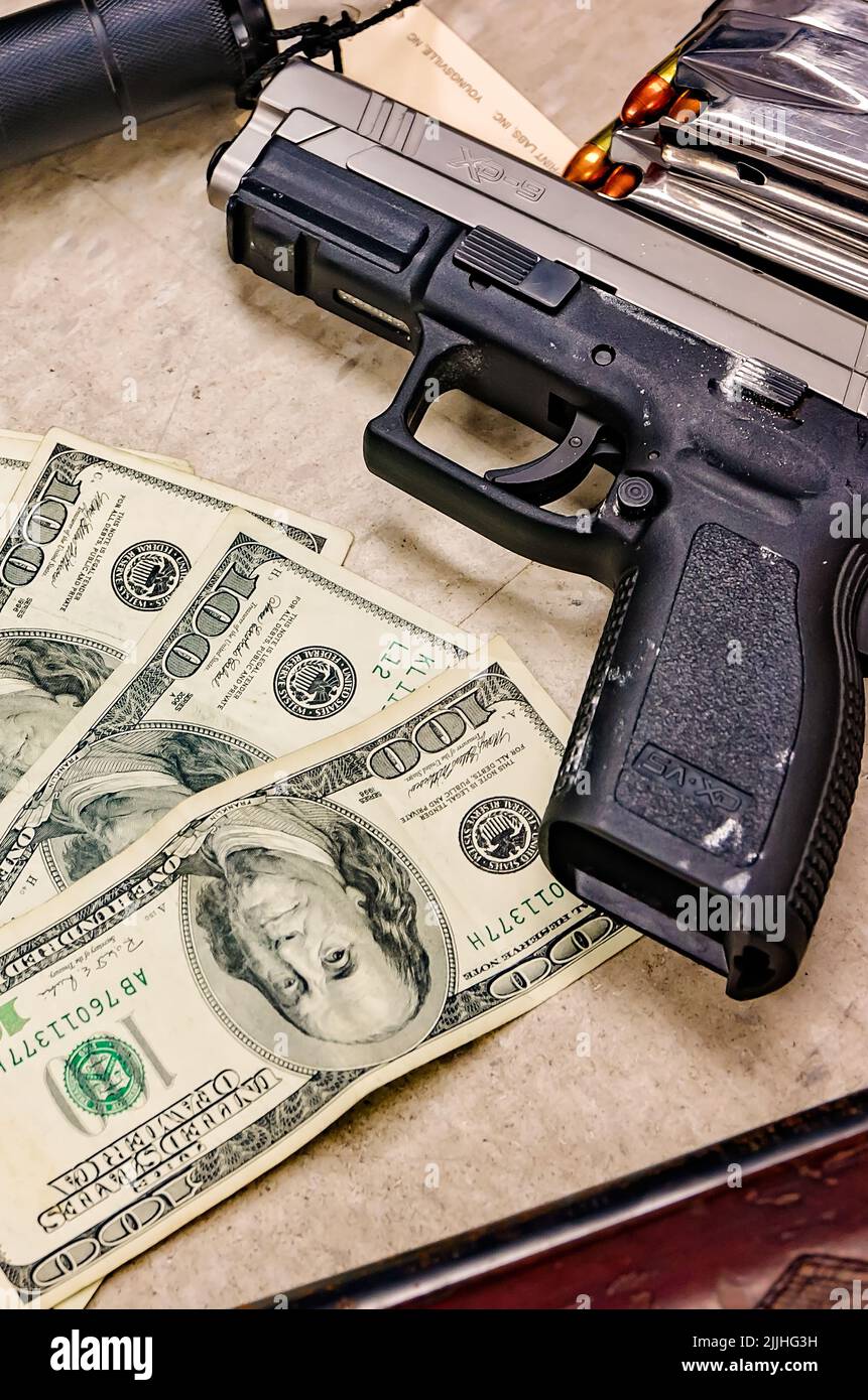 Des armes et de l'argent sont exposés dans la salle des preuves du service de police après un buste de drogue, le 3 février 2012, à Columbus, Mississippi. Banque D'Images