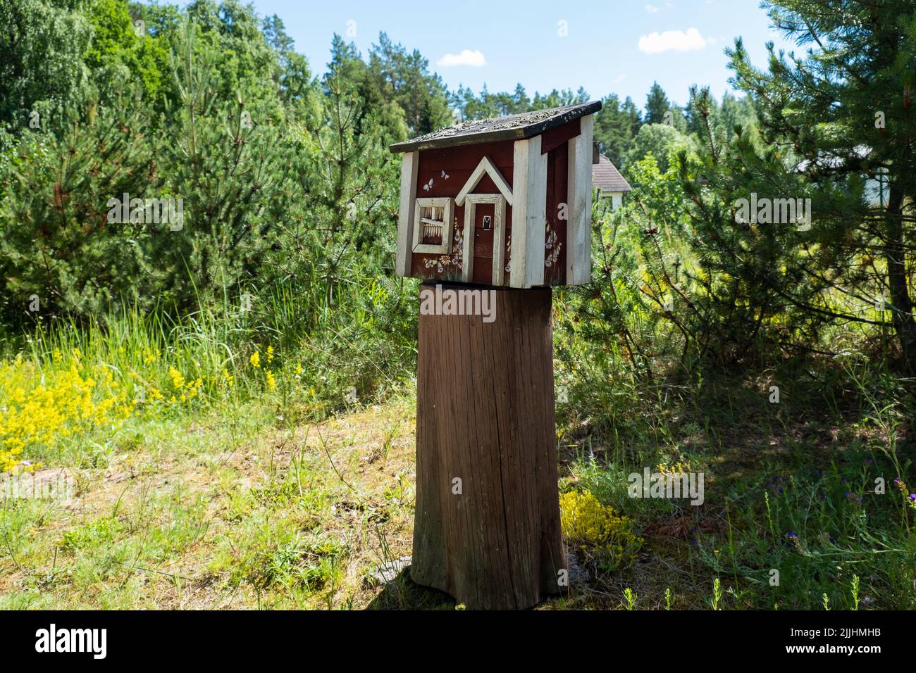 Boîte aux lettres créative en zone rurale. La livraison de poste et le service postal dans la campagne concept. Banque D'Images