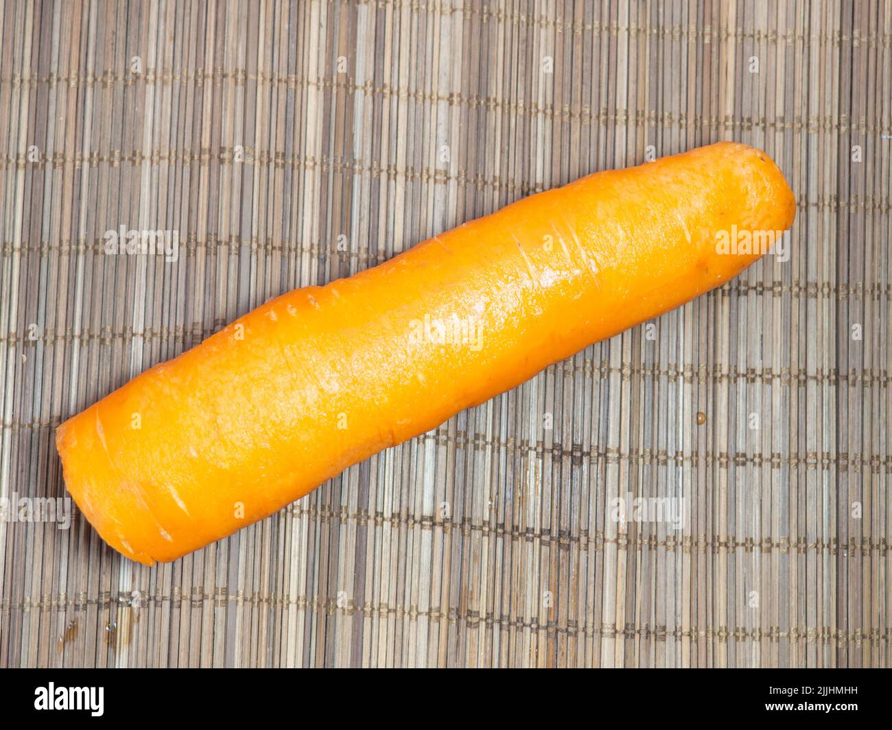 Carottes entières à éplucher sur la table. La récolte des racines est prête à être utilisée. Légumes pour le déjeuner. Produit utile. Cuisine du jardin Banque D'Images