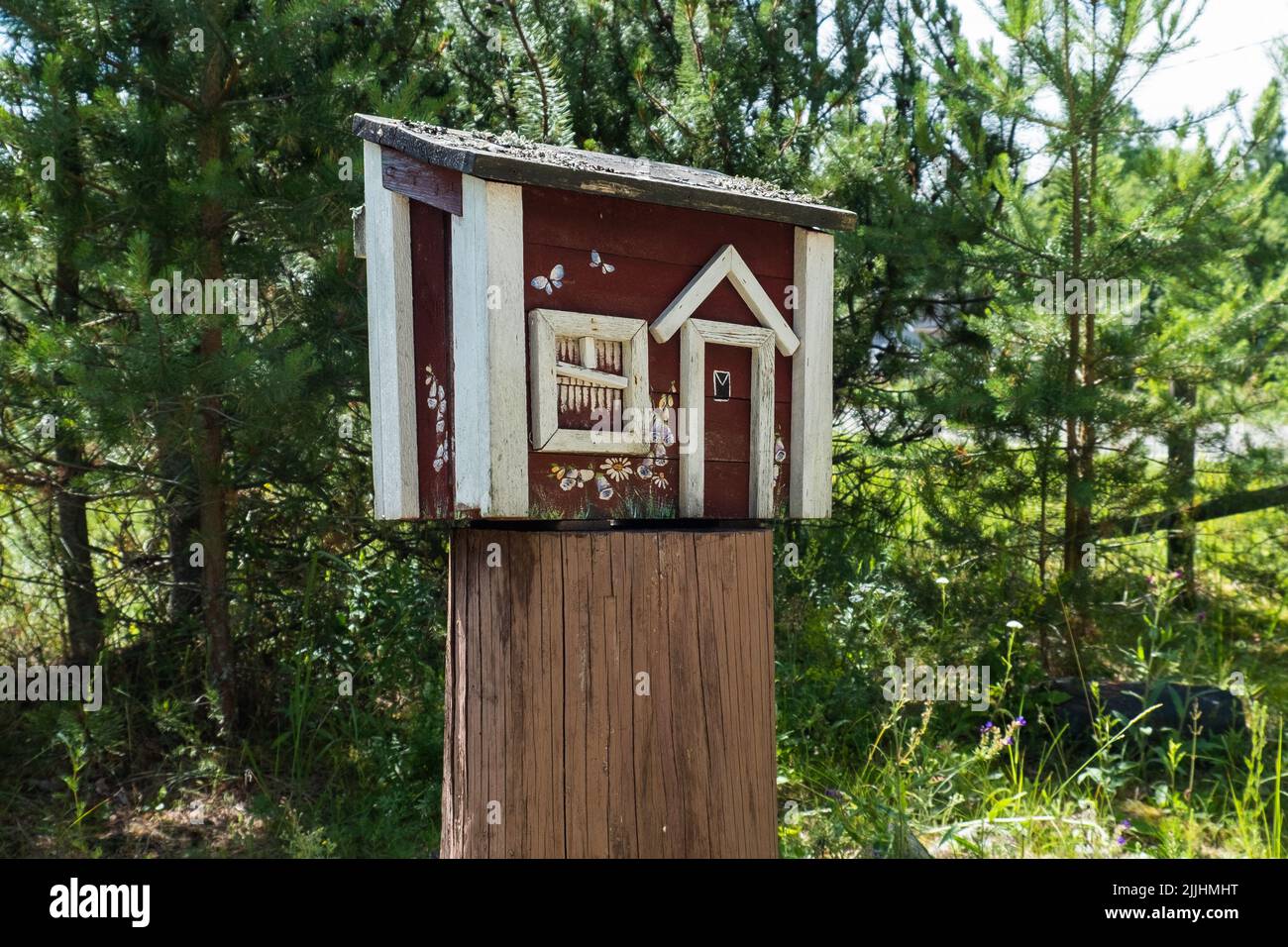 Boîte aux lettres créative en zone rurale. La livraison de poste et le service postal dans la campagne concept. Banque D'Images