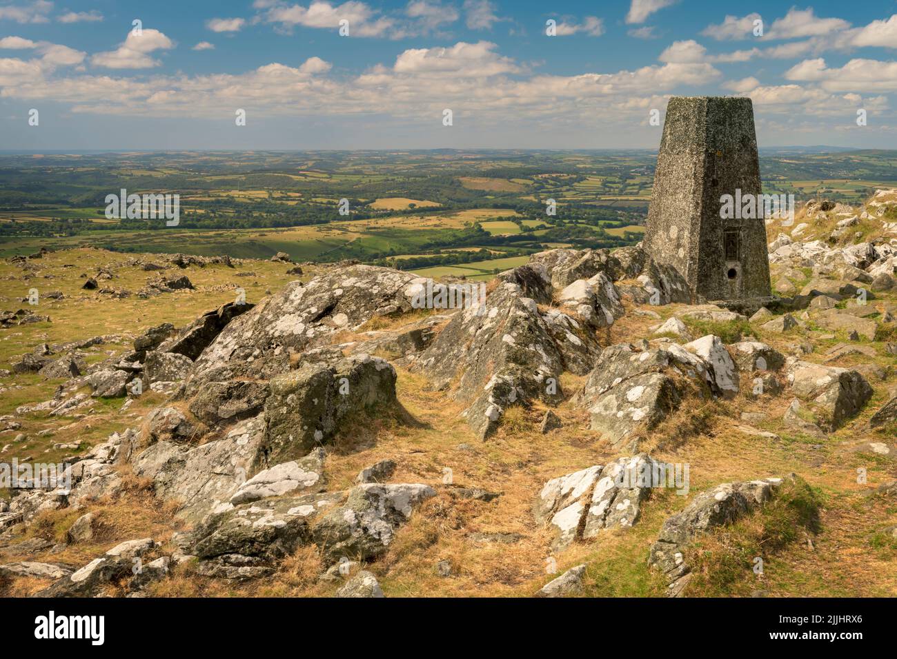 La pierre de repère au sommet de Cox Tor, parc national de Dartmoor, Angleterre. Banque D'Images