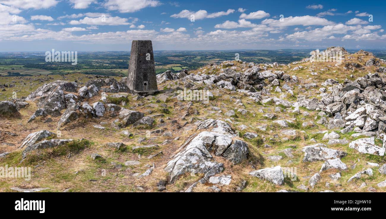La pierre de repère au sommet de Cox Tor, parc national de Dartmoor, Angleterre. Banque D'Images