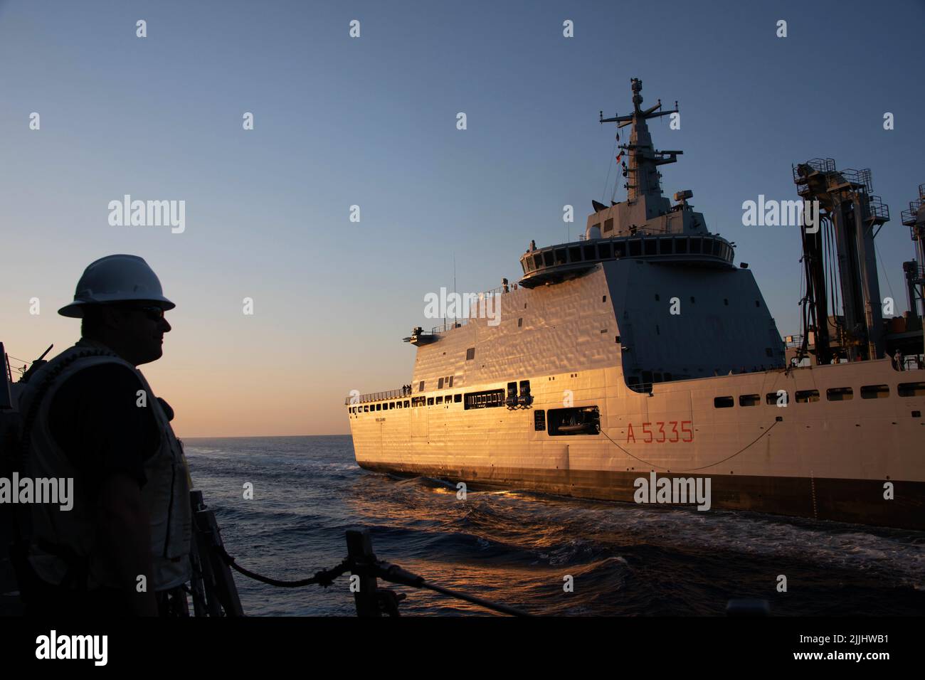 Mer Méditerranée. 4th juillet 2022. Le chef de commandement Morgan Jones agit comme officier de sécurité lors d'un réapprovisionnement en mer avec le navire de soutien logistique Vulcano de la Marine italienne SON Vulcano (A5335) à bord du destroyer de missile guidé de la classe Arleigh Burke USS Forrest Sherman (DDG 98). Forrest Sherman est le navire amiral du Groupe maritime permanent de l'OTAN deux (SNMG2), un groupe de travail intégré multinational qui projette un rappel constant et visible de la solidarité et de la cohésion de l'Alliance à flot et fournit à l'Alliance une capacité maritime continue pour effectuer un large éventail de tâches, y compris dans le cas de l'Alliance Banque D'Images