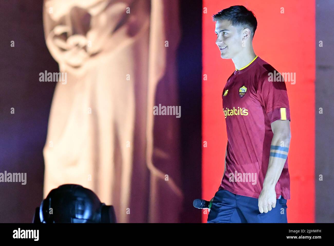 Rome, Italie , 26th juillet , 2022 photo de gauche à droite, Paulo Dybala Au cours de la présentation aux fans du Palazzo della civilta’ Credit: Massimo Insabato/Alay Live News Banque D'Images