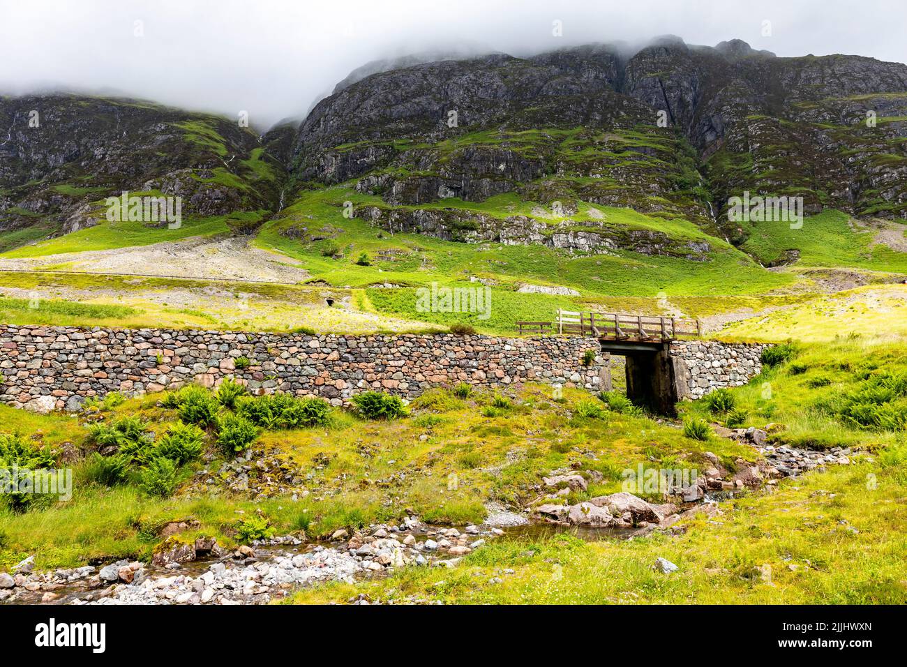 Glencoe Ecosse, magnifique paysage autour des trois sœurs point de vue, été 2022, mur de pierre et petit pont sur le ruisseau, Écosse, Royaume-Uni, Europe Banque D'Images