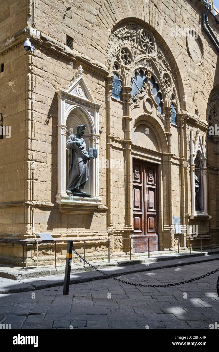 Statue de Saint Matthieu à l'extérieur de l'église et du musée d'Orsanmichele à Florence, Italie Banque D'Images