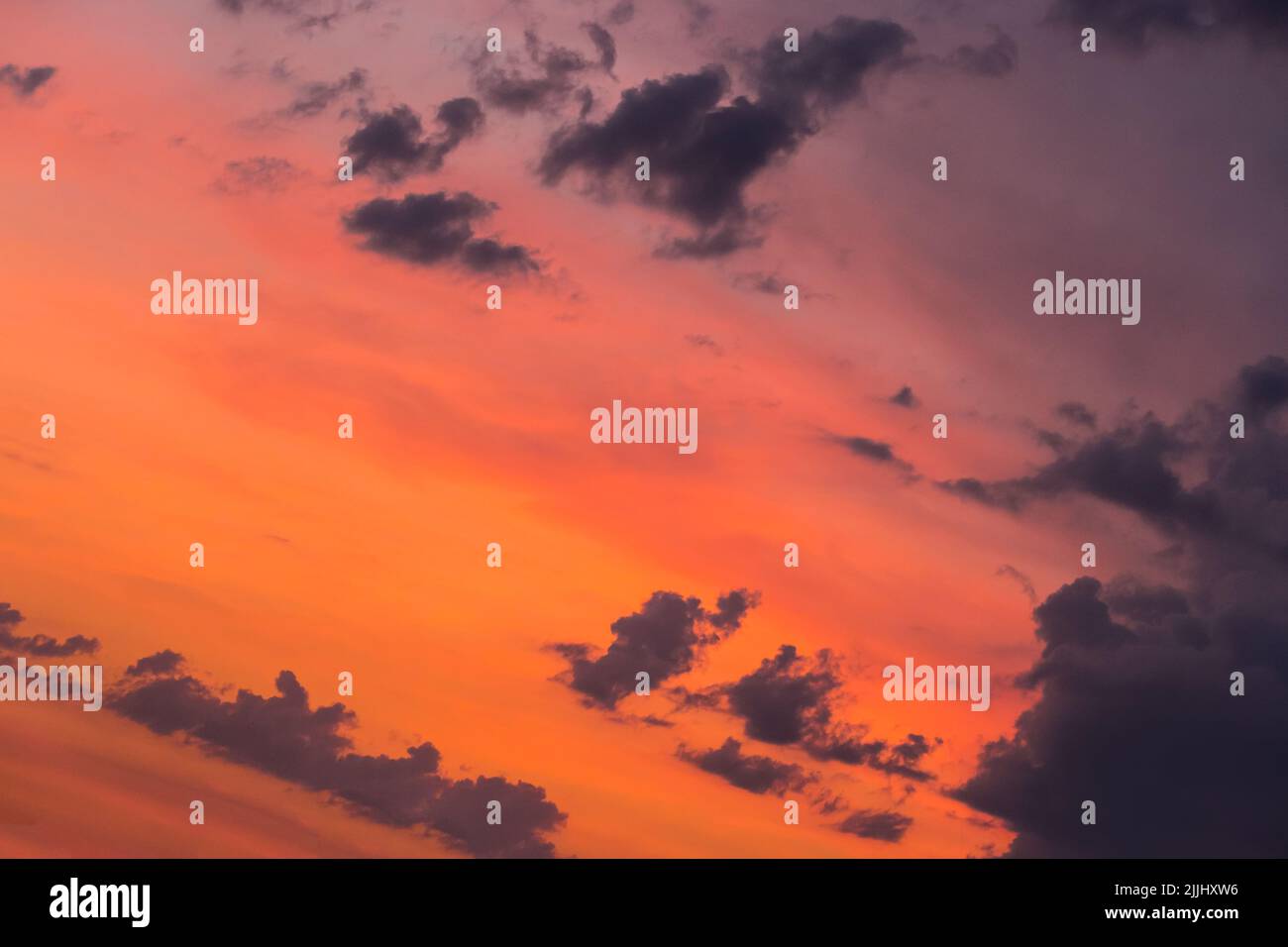 Coucher de soleil ciel couleur orange avec des nuages sombres arrière-plan nature dans la soirée. Banque D'Images