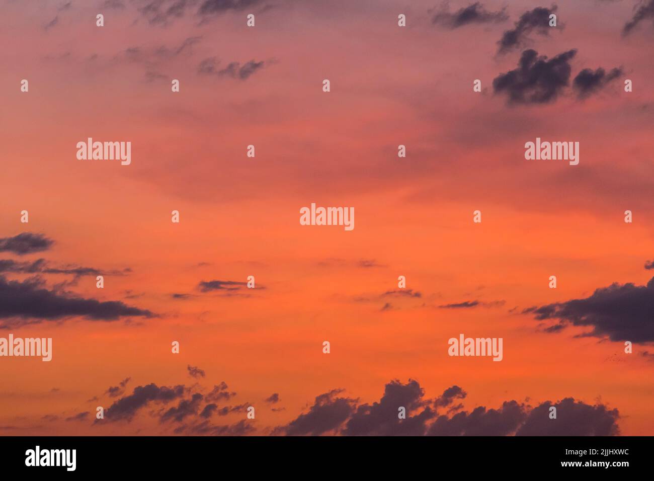 Coucher de soleil ciel couleur orange avec des nuages sombres arrière-plan nature dans la soirée. Banque D'Images