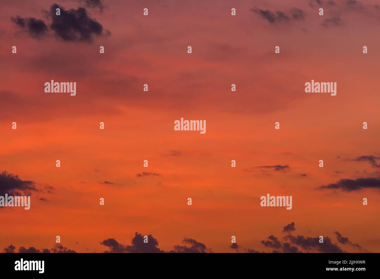 Coucher de soleil ciel couleur orange avec des nuages sombres arrière-plan nature dans la soirée. Banque D'Images