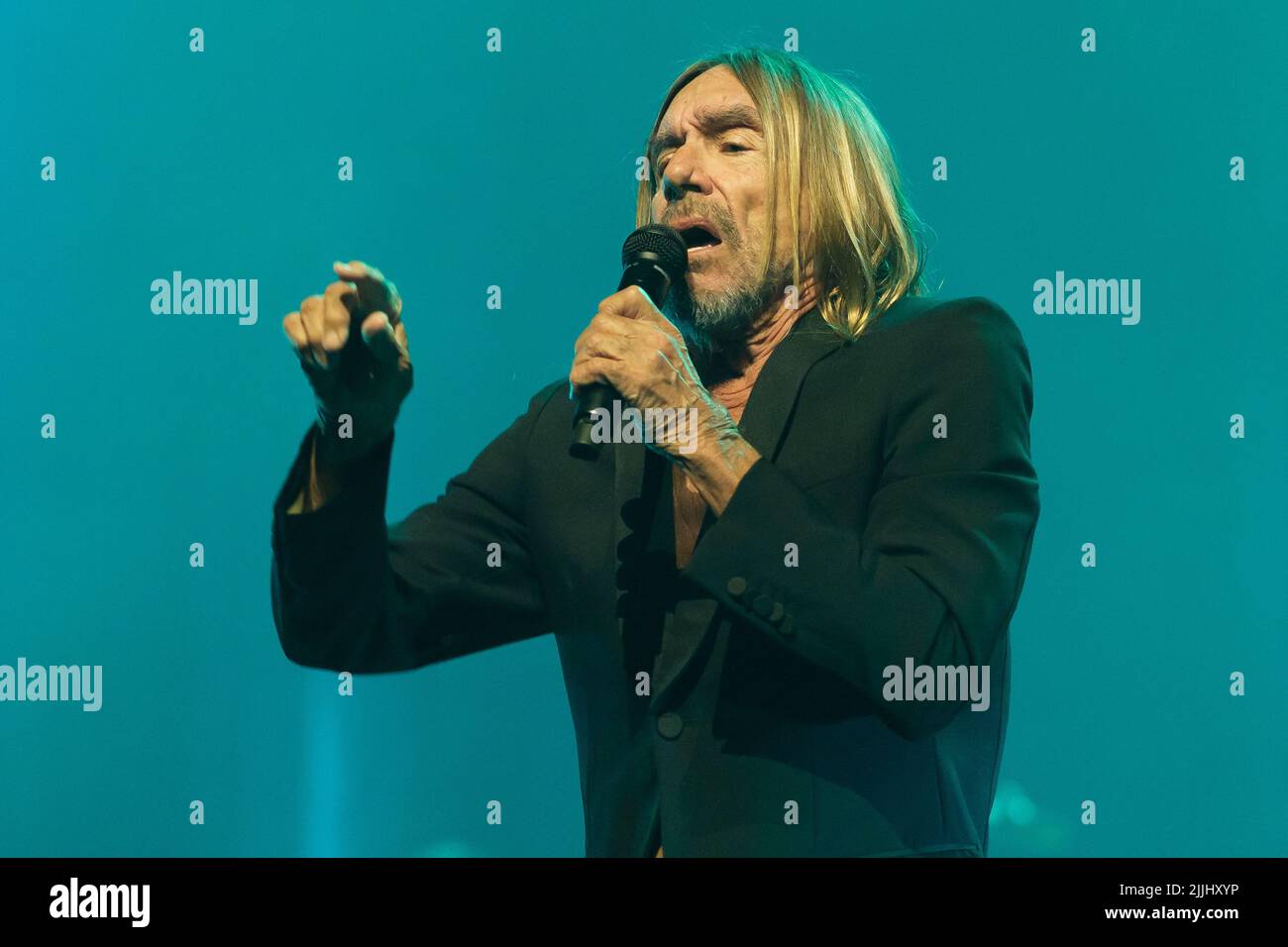 Madrid, Espagne, 26/07/2022, James Newell Osterberg Jr., mieux connu par son nom de scène Iggy Pop se produit dans un concert au Teatro Real à Madrid. C'est la première fois qu'Iggy Pop se produit au Teatro Real dans un concert où il passe en revue tous les plus grands succès de sa carrière. La représentation fait partie du 'Universal Music Festival'. Credit: SOPA Images / Alamy Live News Banque D'Images