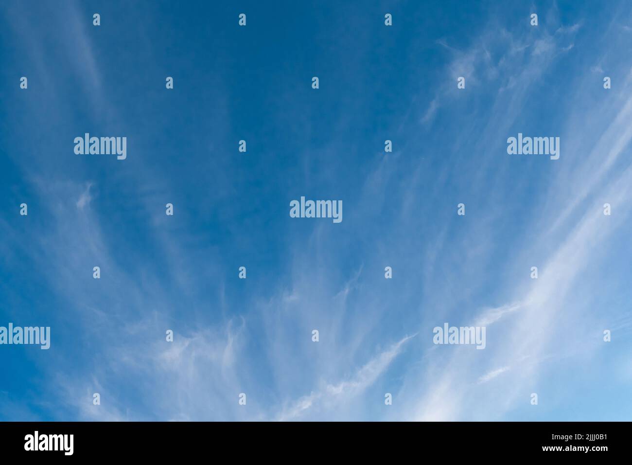 Ciel bleu nuages blanc ciel naturel fond temps vent atmosphère. Banque D'Images