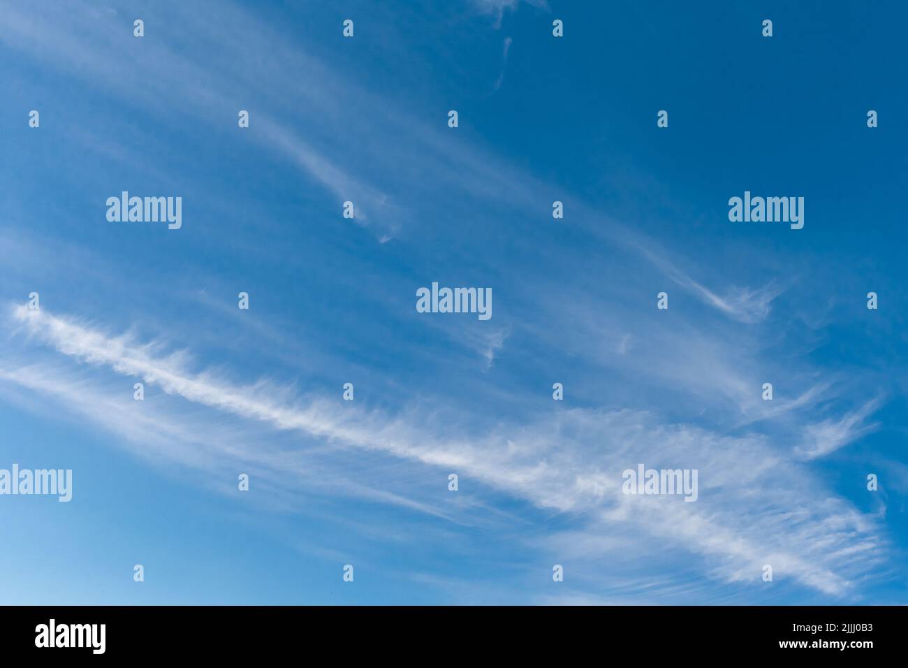 Ciel bleu nuages blanc ciel naturel fond temps vent atmosphère. Banque D'Images