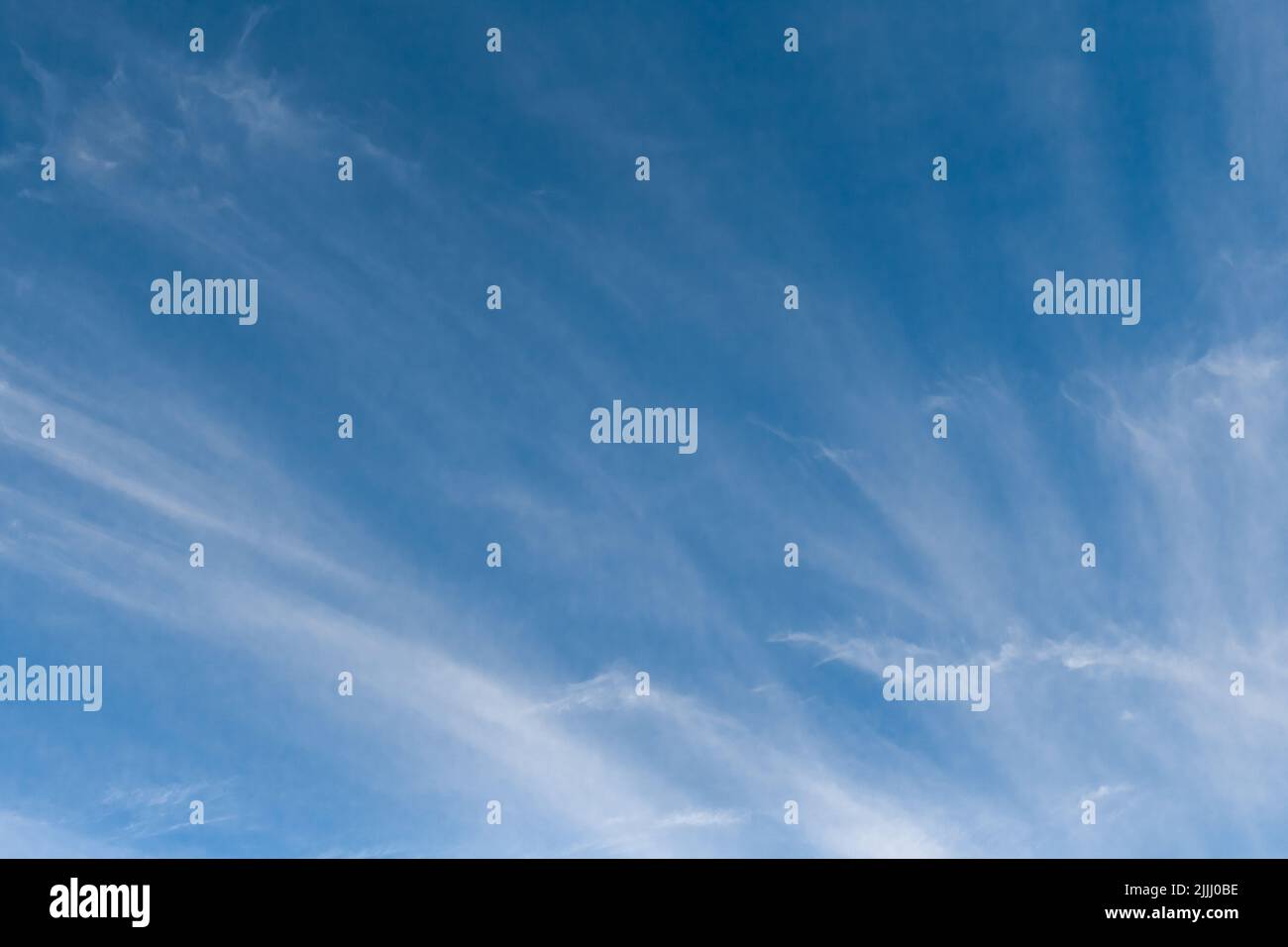 Ciel bleu nuages blanc ciel naturel fond temps vent atmosphère. Banque D'Images