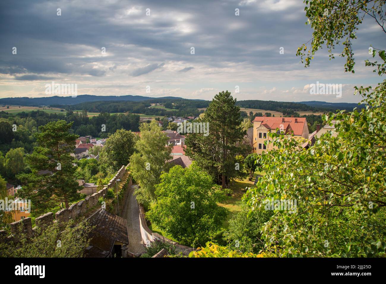 Vue panoramique sur la ville, les murs de la ville et le paysage de Weitra/Waldviertel, la plus ancienne ville de brasserie d'Autriche Banque D'Images