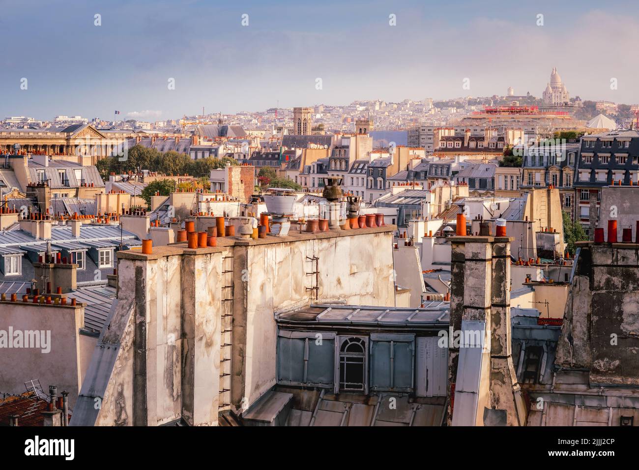 Toits parisiens de Montparnasse et Montmartre au lever du soleil Paris, France Banque D'Images