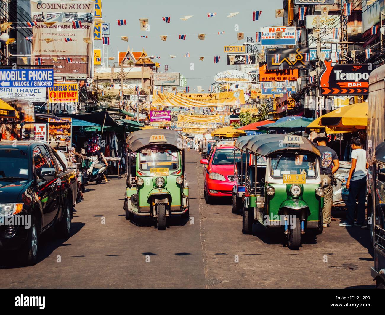 Trafic sur la route animée de Khao San Road, Bangkok, Thaïlande Banque D'Images