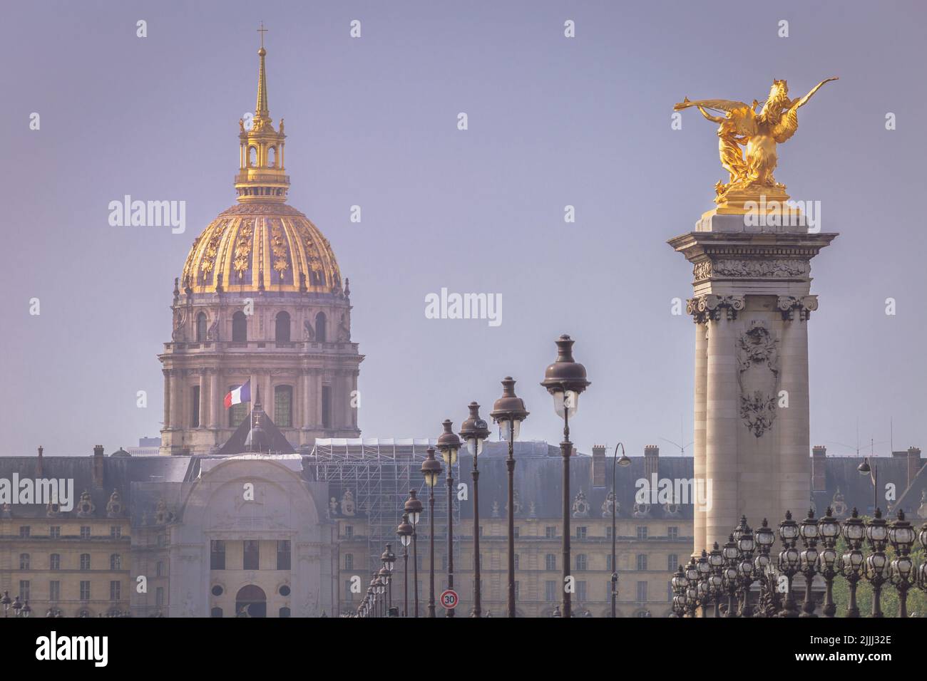 Pont Alexandre III et les Invalides au soleil, Paris, france Banque D'Images
