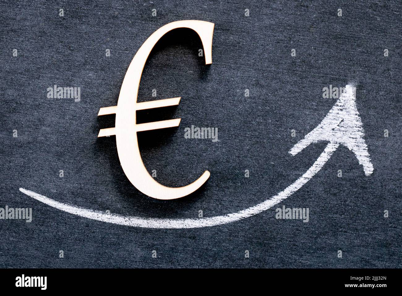 Etat de la monnaie euro. Croissance change de l'euro rate.growth du taux de change.augmentation de l'euro. Affiche euro et flèche vers le haut sur fond noir de tableau de craie. Banque D'Images