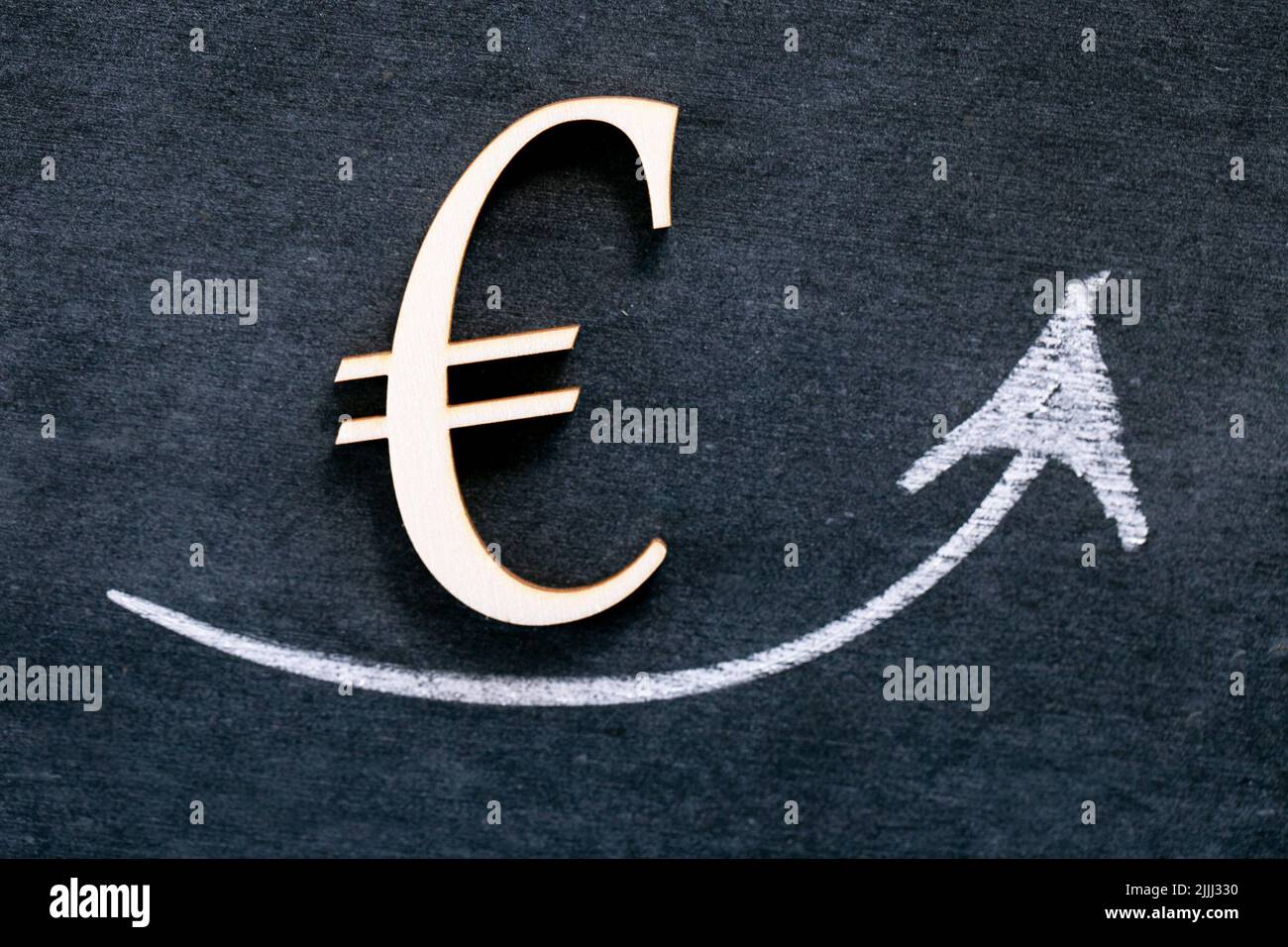 Croissance du taux de change euro rate.growth du taux de change.Statut de la monnaie euro.augmentation de l'euro. Affiche euro et flèche vers le haut sur fond noir de tableau de craie. Banque D'Images