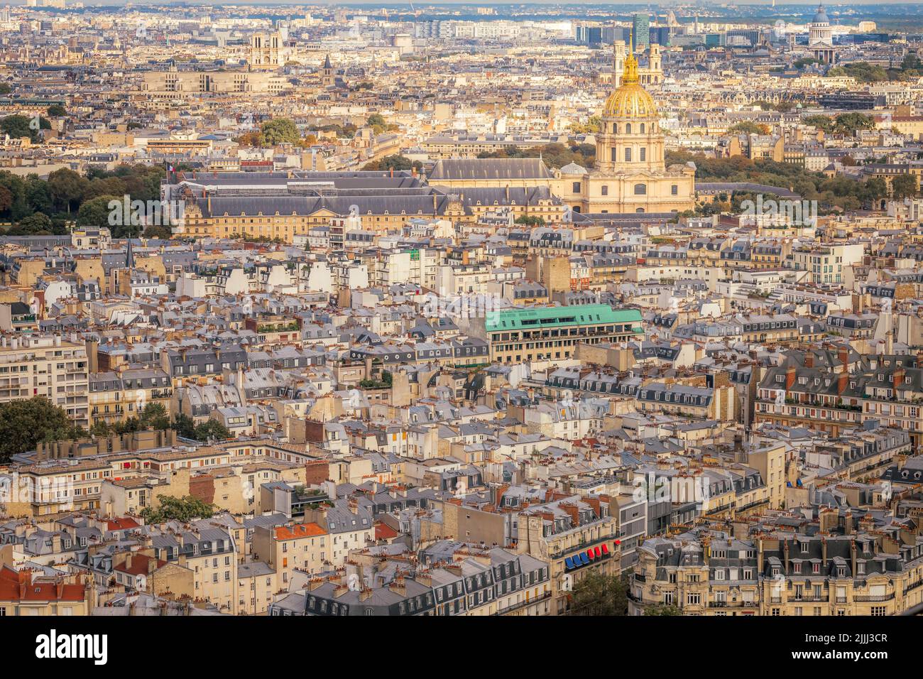 Les Invalides et les toits parisiens au lever du soleil doré de Paris, France Banque D'Images
