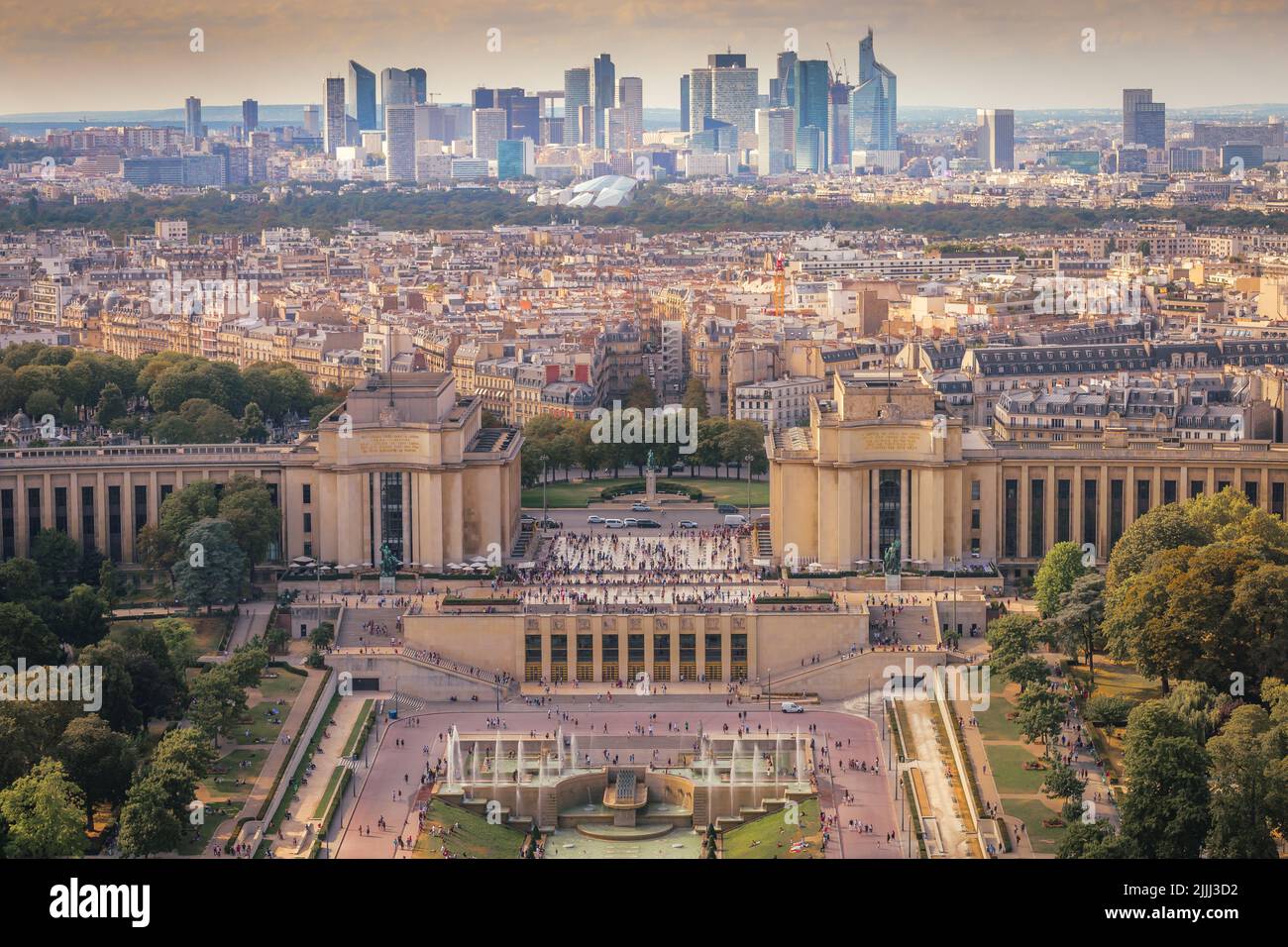 Trocadéro et la Défense toits parisiens au lever du soleil Paris, France Banque D'Images