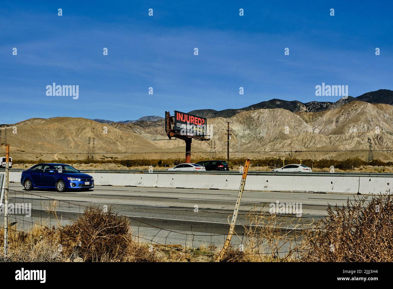 Cabazon, CA, États-Unis. 13th janvier 2021. BLESSÉ ? Panneaux d'affichage le long d'une autoroute (Credit image: © Ian L. Sitren/ZUMA Press Wire) Banque D'Images