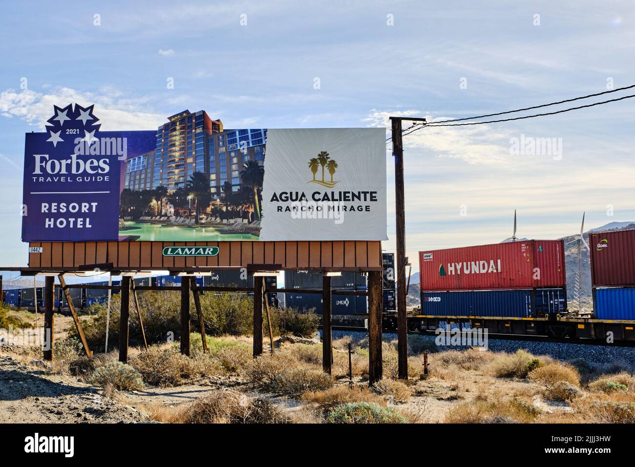 Cabazon, CA, États-Unis. 13th janvier 2021. Panneau d'affichage de bord de route de l'autoroute dans le désert (Credit image: © Ian L. Sitren/ZUMA Press Wire) Banque D'Images