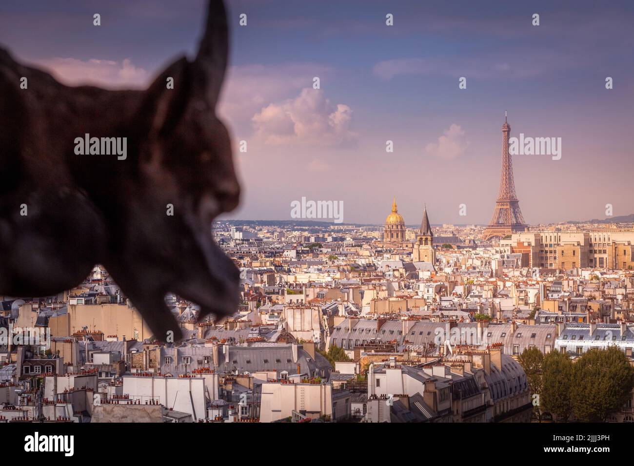 Tour Eiffel et notre Dame Gargoyle au lever du soleil Paris, France Banque D'Images