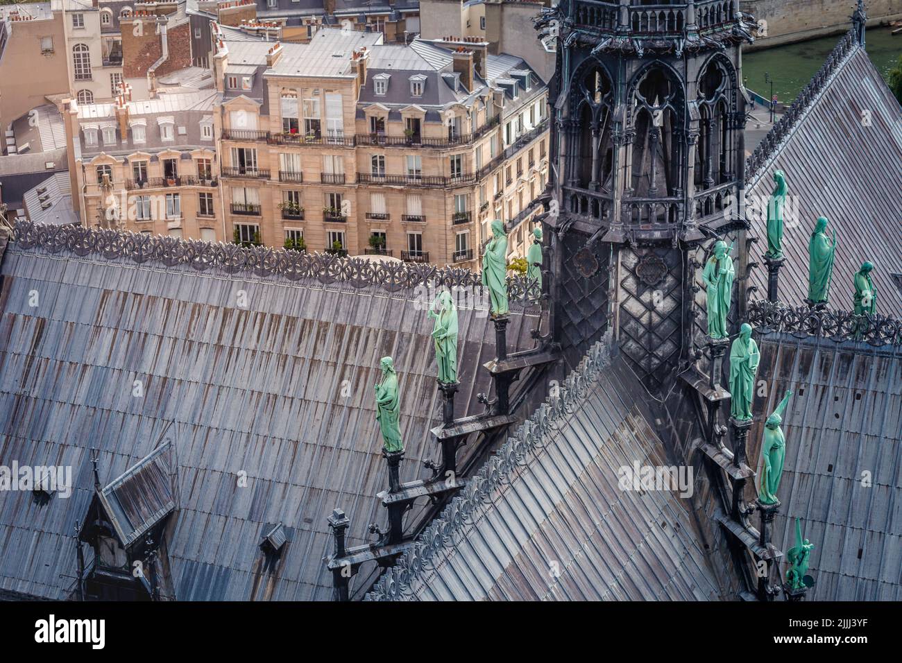 Cathédrale notre Dame de Paris, flèche d'en haut avec statues, France Banque D'Images