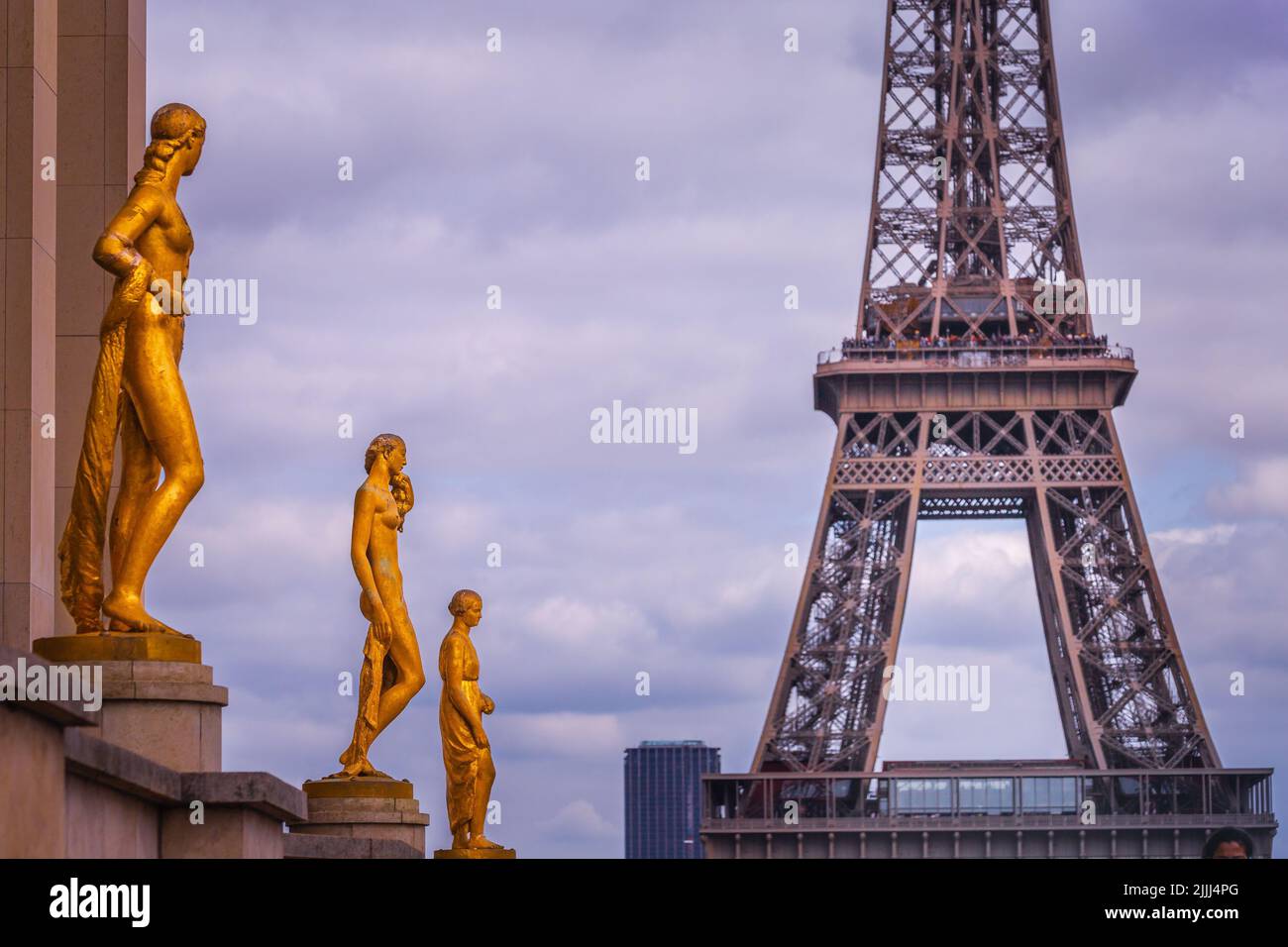 Tour Eiffel du Trocadéro avec statues d'or, Paris, France Banque D'Images