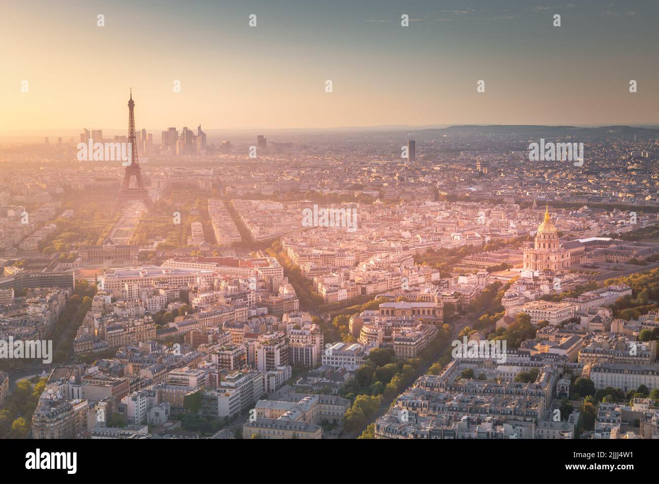 Tour Eiffel et les Invalides au lever du soleil spectaculaire de Paris, France Banque D'Images