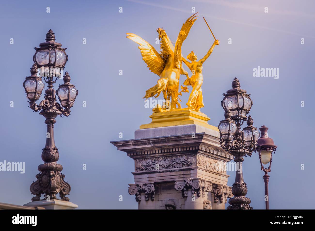 Feux de rue et statues à Pont Alexandre III, Paris, france Banque D'Images