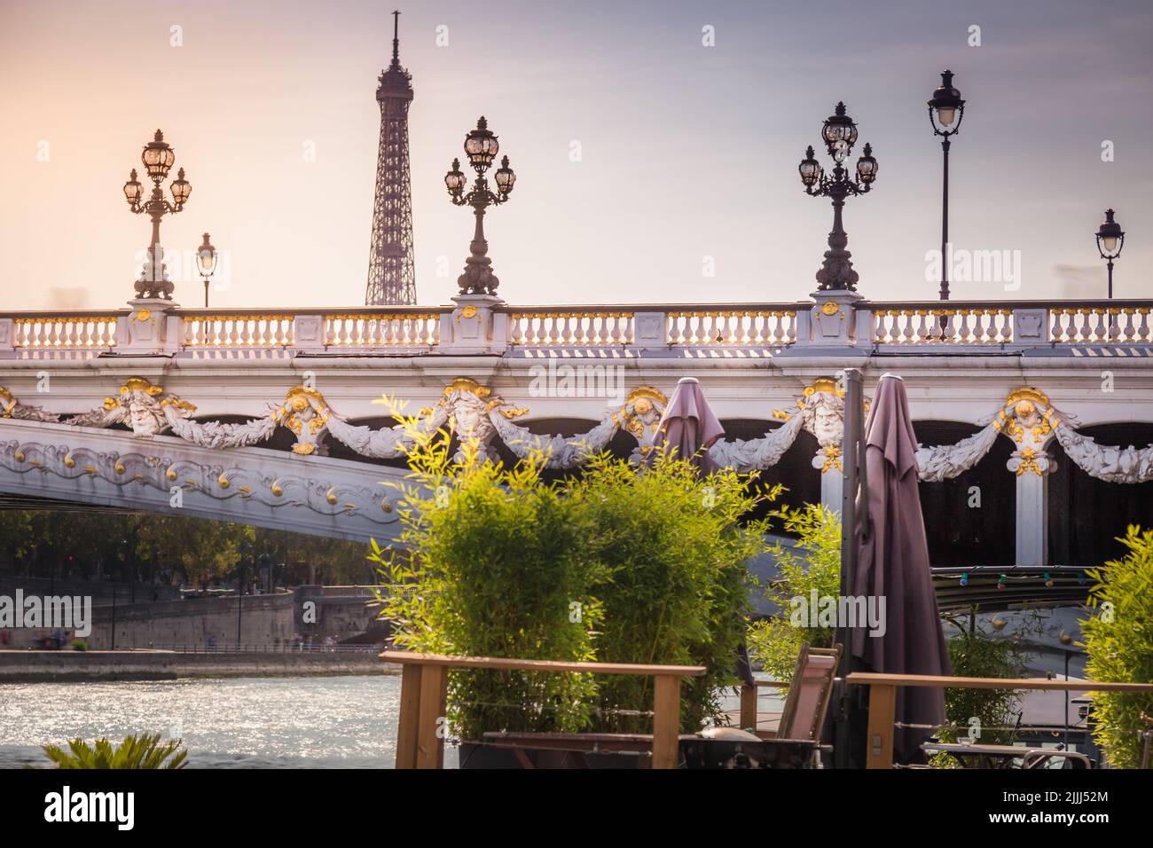 Feux de rue à Pont Alexandre III et Tour Eiffel, Paris, france Banque D'Images