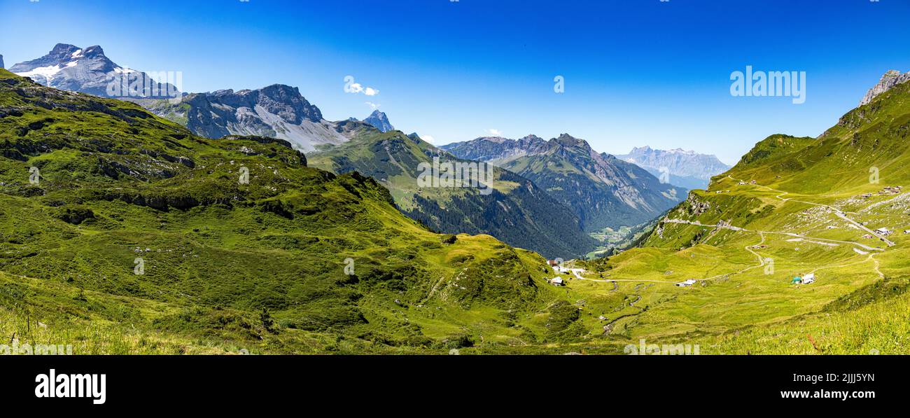 Vue panoramique sur les montagnes depuis le col de Klausen en Suisse Banque D'Images