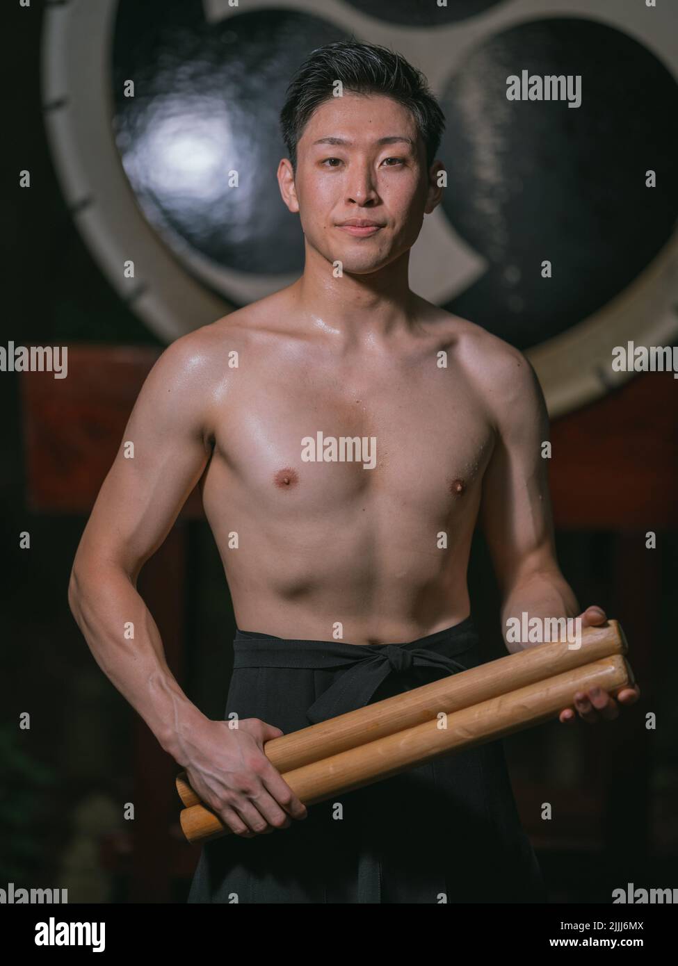 Kei Sadanari, membre de Kodo, pose un portrait après une représentation à Rengebu-ji sur 16 juillet 2022 à Sado, au Japon. Kodo est une troupe professionnelle de drumming taiko. Basés sur l'île de Sado, ils ont joué un rôle dans la popularisation des tambours de taiko, tant au Japon qu'à l'étranger. Crédit 16 juillet 2022: Nicolas Datiche/AFLO/Alamy Live News Banque D'Images