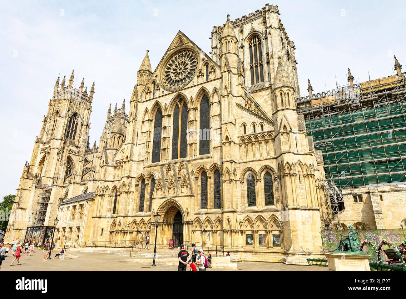 Cathédrale York Minster dans la ville de York, un jour d'été ensoleillé en 2022, Yorkshire, Angleterre, Royaume-Uni Banque D'Images