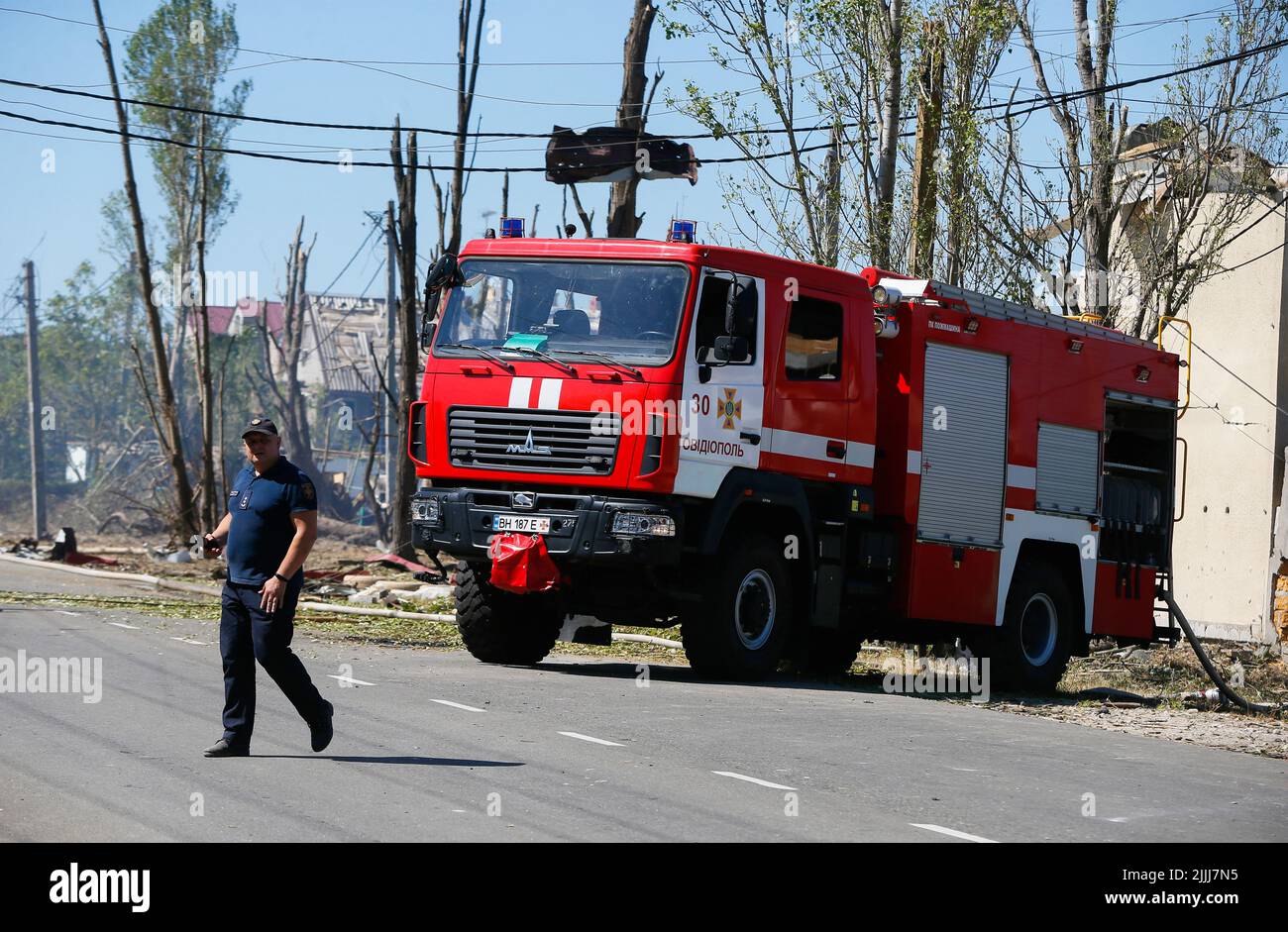 Odesa, Ukraine. 26th juillet 2022. Un secourisme marche dans la région à la suite d'une attaque à la roquette russe dans la région d'Odesa. Des maisons endommagées dans une zone de résidence sont vues à la suite de bombardements russes dans la région d'Odesa. Des tirs massifs de missiles ont été lancés au début de la matinée du 26 juillet par les forces russes dans le sud de l'Ukraine depuis les eaux de la mer Noire, ont déclaré les responsables ukrainiens. Crédit : SOPA Images Limited/Alamy Live News Banque D'Images