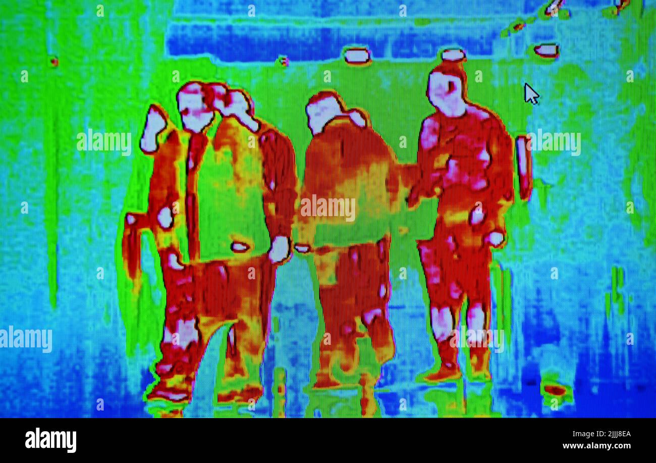 caméra de vision thermique ou unité d'imagerie thermographique, balayage de la température du virus de la variole du singe, groupe de personnes infectées par le coronavirus de la grippe. Banque D'Images